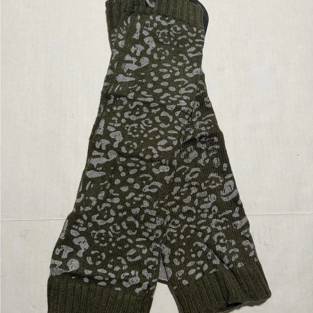 Unbranded Half Finger gloves,‎ warm, mittens, green, leopard print NWT #1418